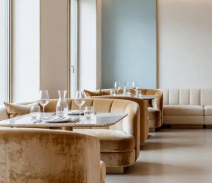 Moderní světlý interiér restaurace Vltavera